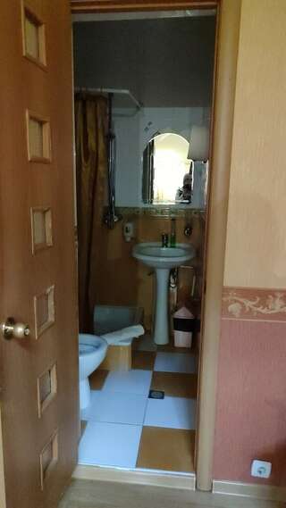 Гостиница Театральная Ессентуки Семейный люкс-5