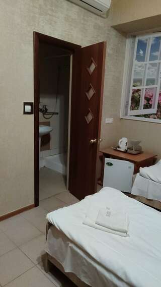 Гостиница Театральная Ессентуки Бюджетный двухместный номер с 2 отдельными кроватями-2